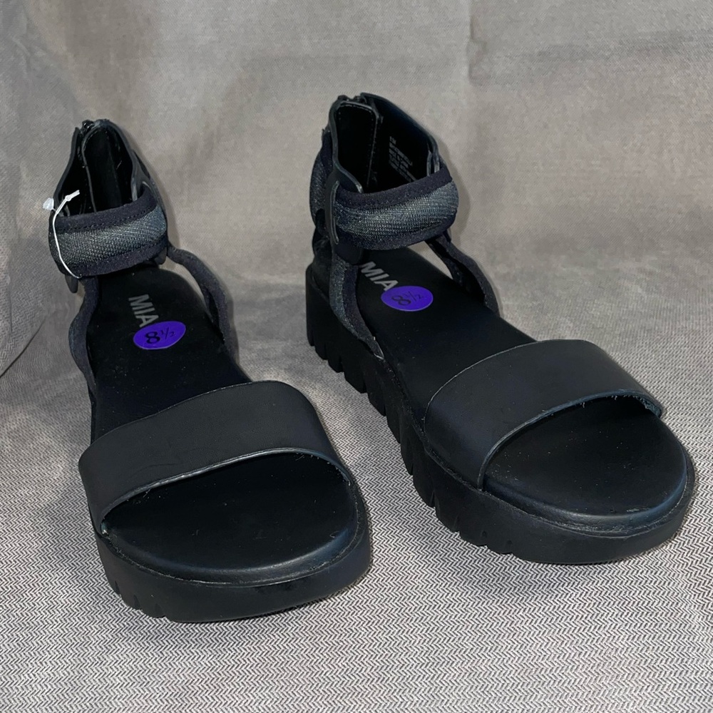 NWOT MIA black sandal w/ ankle strap 8.5